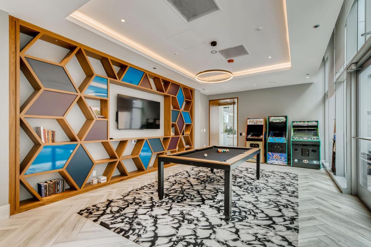Sentral Michigan Avenue Aparthotel Chicago Exterior foto The game room at the 2018 Student Union
