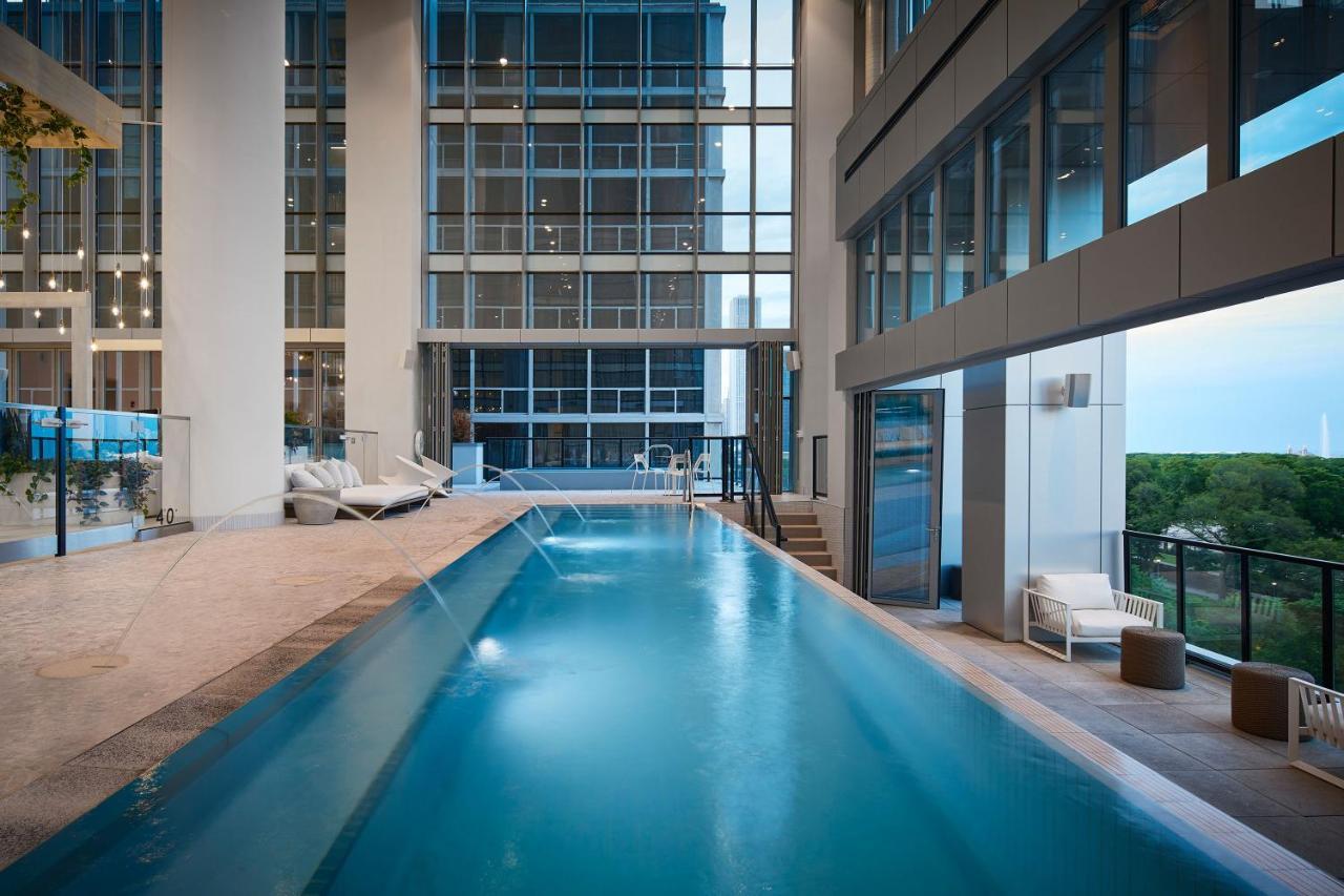 Sentral Michigan Avenue Aparthotel Chicago Exterior foto The pool at the Ritz-Carlton, Dallas