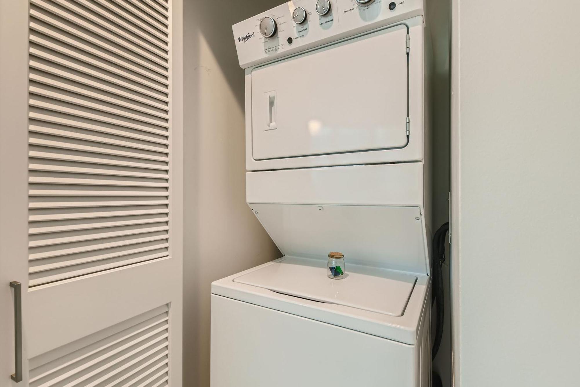 Sentral Michigan Avenue Aparthotel Chicago Quarto foto A stacked washer and dryer