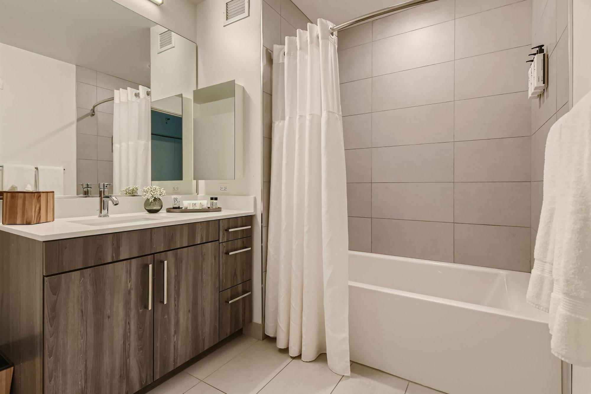 Sentral Michigan Avenue Aparthotel Chicago Quarto foto A modern bathroom with a shower curtain